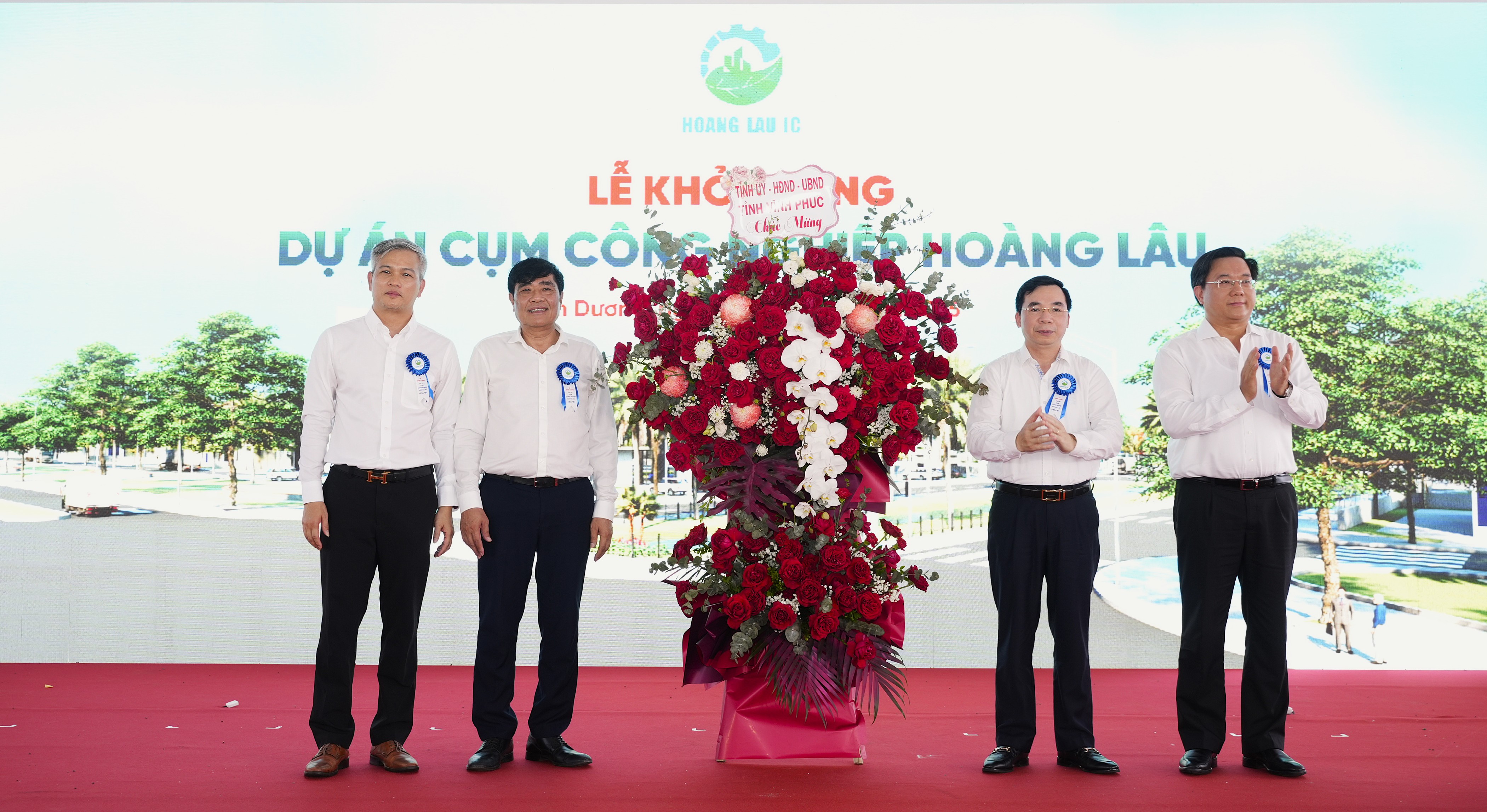 Lãnh đạo tỉnh Vĩnh Phúc tặng hoa chúc mừng chủ đầu tư khởi công dự án.