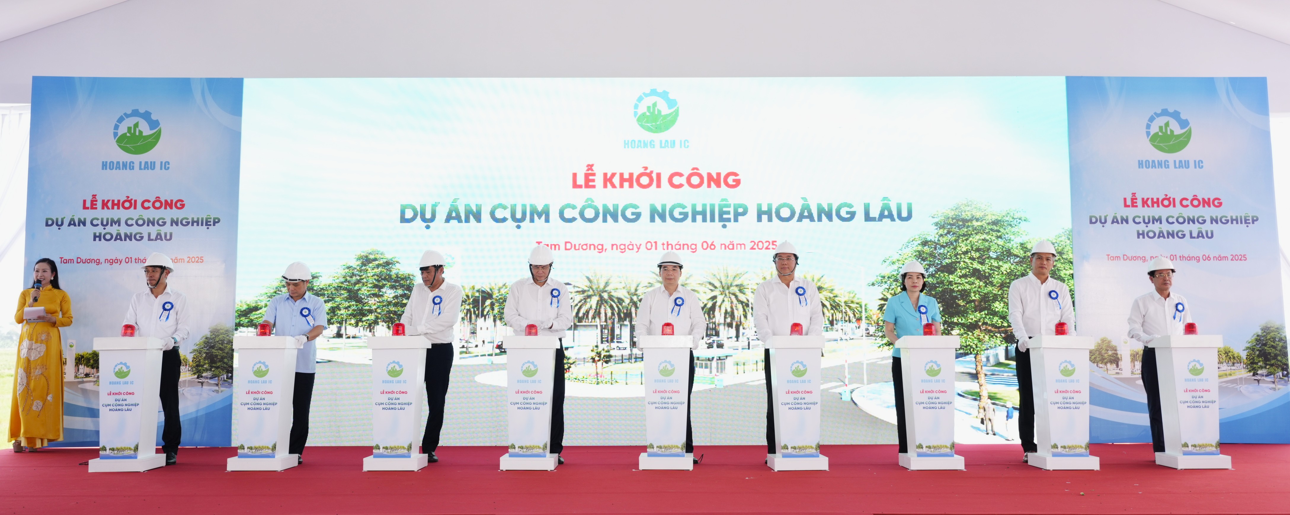 Các đại biểu bấm nút khởi công Dự án.